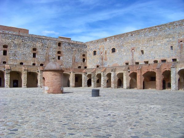 Salses la château la cour d'armes