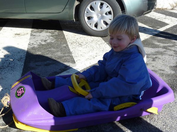 002-Essai-de-la-luge-sur-le-parking-jpg