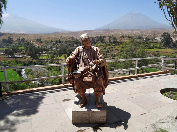 Arequipa-Mirador-de-Carmen-Alto-statue-b.jpg