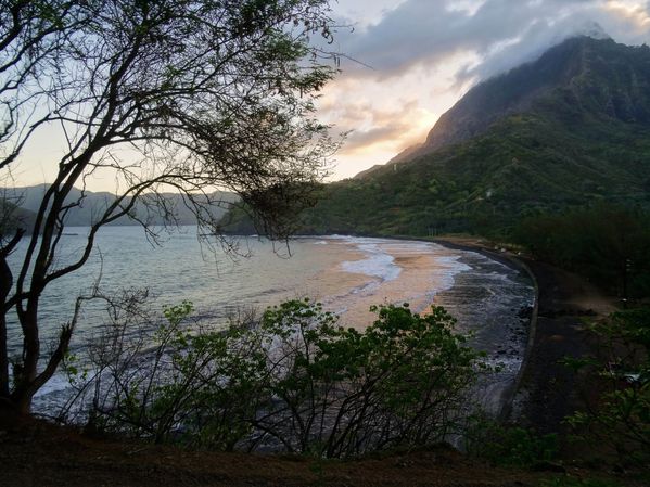 Marquises-Hiva-Oa-Baie-d-Atuona-crepuscule-b.jpg