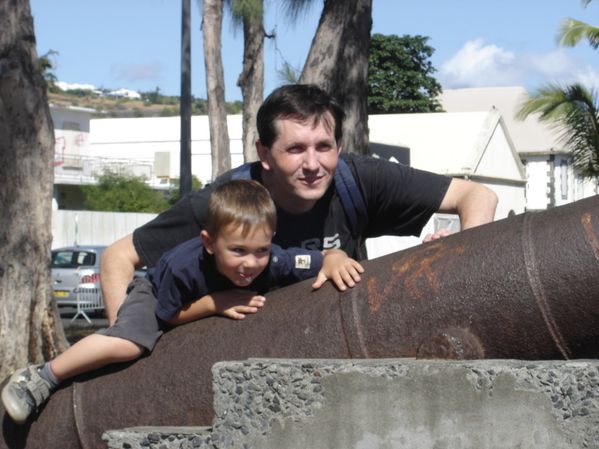 Papa et Ethan sur un canon à Saint Paul