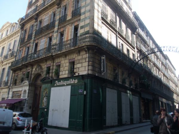 quartier-antiquaires-rue-Edmond-Rostand.JPG