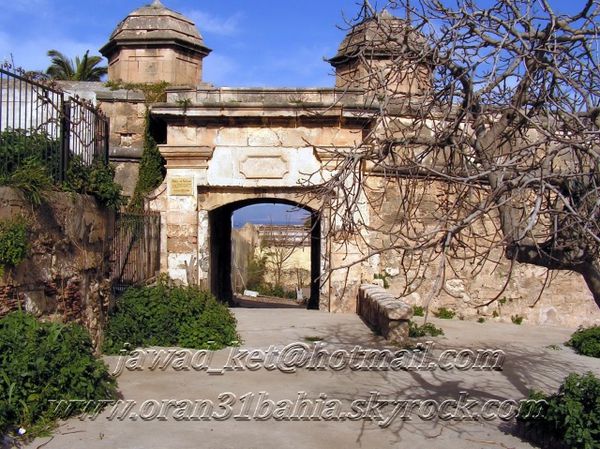 Ancienne-porte-de-Santon-d-Oran-Sidi-El-Houari--completeme.jpg