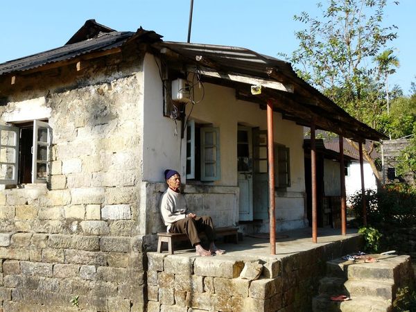 046 un ancien prend le soleil
