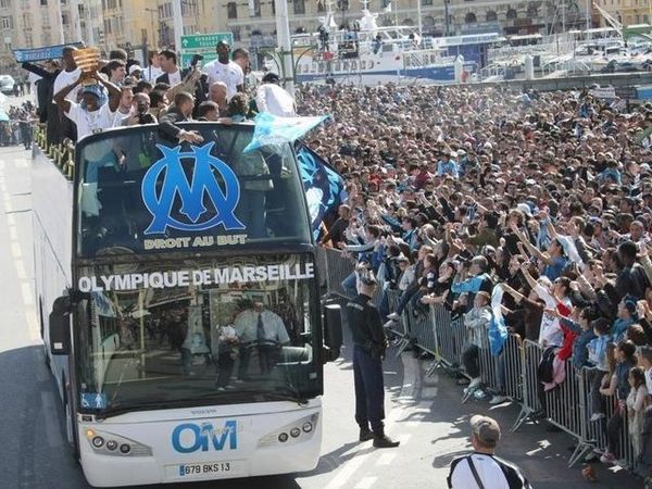 3 - 10.OOO à 15.OOO marseillais applaudissent