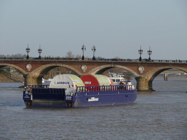 Bordeaux - Transport de l'A380 sous le pont de pierre - 2