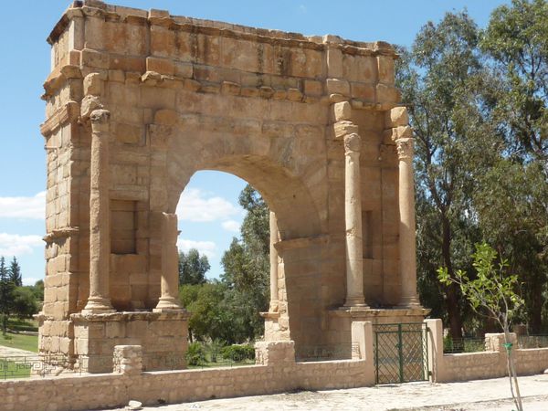 Sbeitla-entree--arc-de-la-tetrarchie.JPG