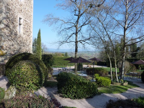 Les tables dans le jardin