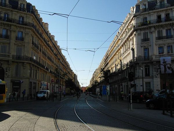 800px-Marseille_-_Tramway_-_Rue_de_la_Republique_-76708251.jpg