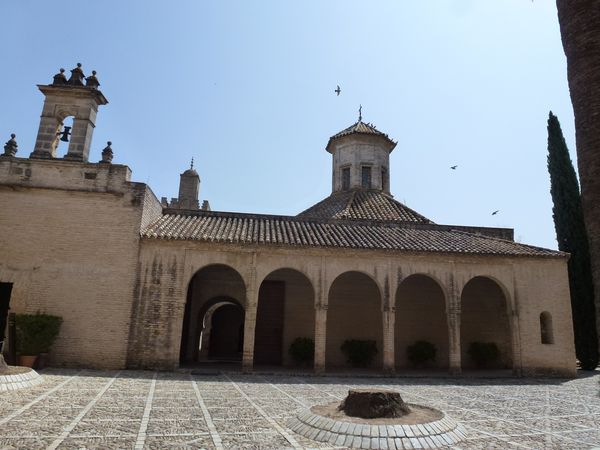 JEREZ-DE-LA-FRONTERA----Alcazar---Patio-de-Armas.JPG