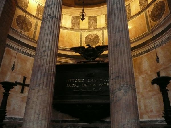 Pantheon---tombe-de-Vittorio-Emanuele.JPG