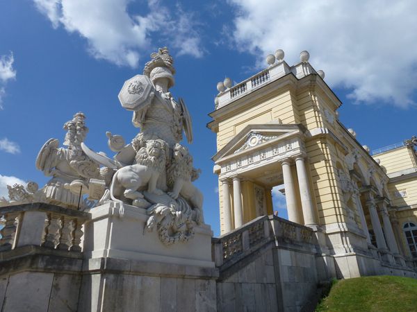 Schobrunn---statue---Gloriette.JPG