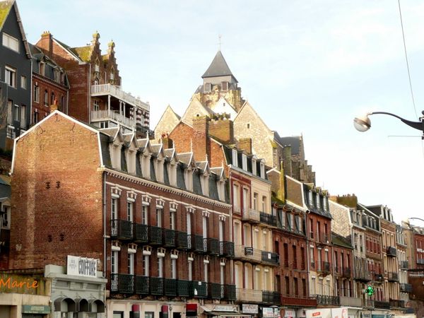 le long du port, l'église en hauteur Le Tréport vue sur la ville haute ancienne