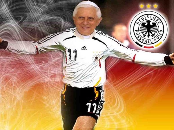 pope-benedict-fussball.jpg