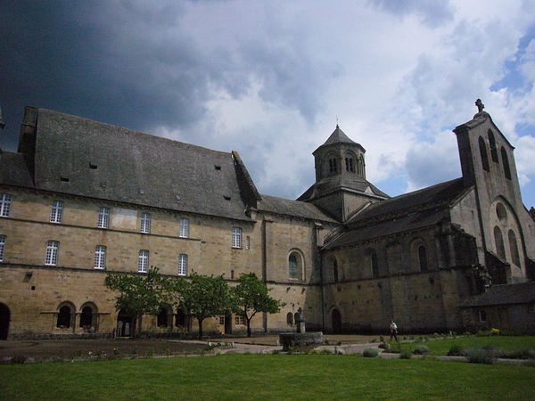 800px-Eglise abbatiale d'Aubazine-monastère