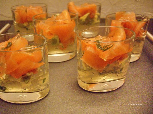 Saumon-fume-et-avocat-en-gelee-de-Noilly-Prat.jpg