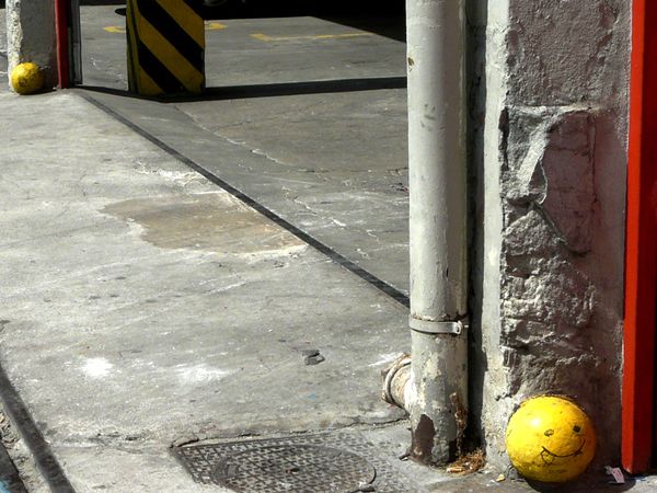 Caserne de pompiers deu quai de Valmy2. Chaque boules de protection de rail des rideaux de fer arborait un smiley différent!