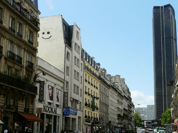 rue de Rennes on se demande bien ce qui le fait sourire, ce mur