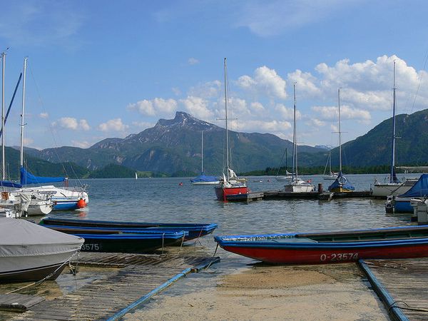 800px-Mondsee_-_Hafen-Wolfgang-Sauber.jpg