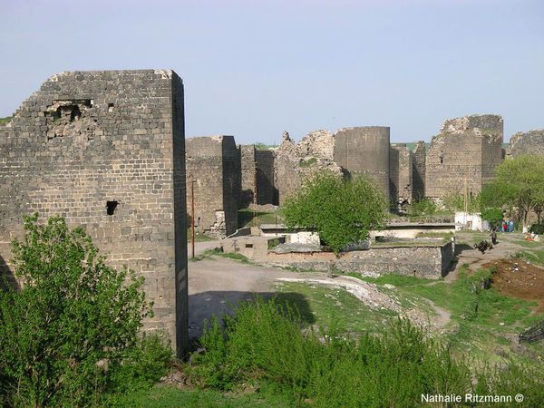 IMGP9256---les-murailles-enserrent-la-ville.JPG