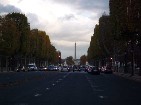 Descente Champs-Elysées vers l'Obélisque de la Concorde -
