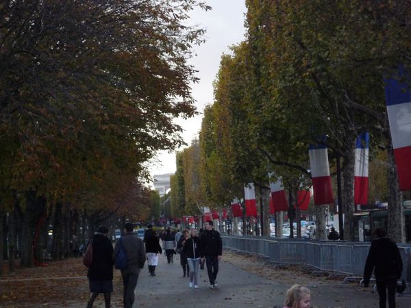 Montée Champs Elysées vers l'Arc de Triomphe - Un 10 nove