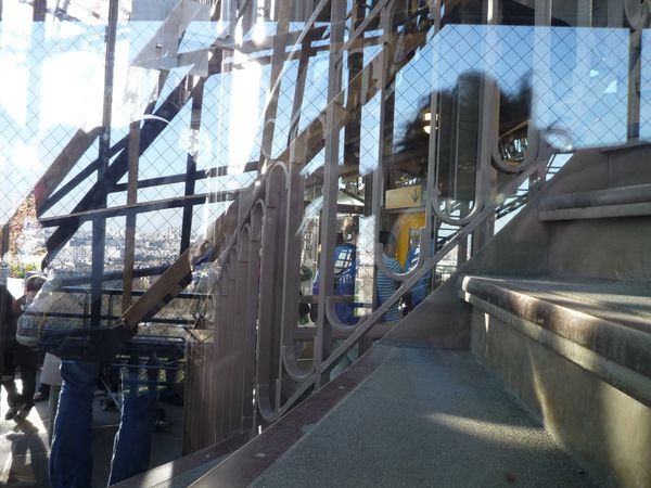 Tour Eiffel - 1er étage. Marches d'escalier et cage d'asce