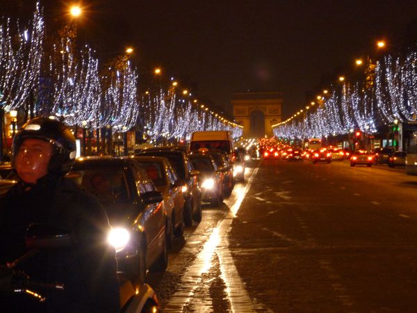 Arc de triomphe et Champs Elysées illuminés