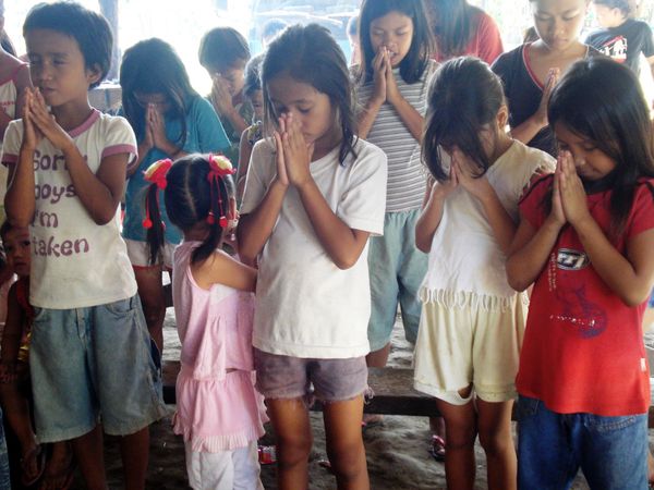 Priere-enfants-Philippines-parousie.over-blog.fr.jpg