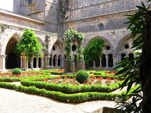 800px-Cloitre_abbaye_de_Fontfroide.jpg