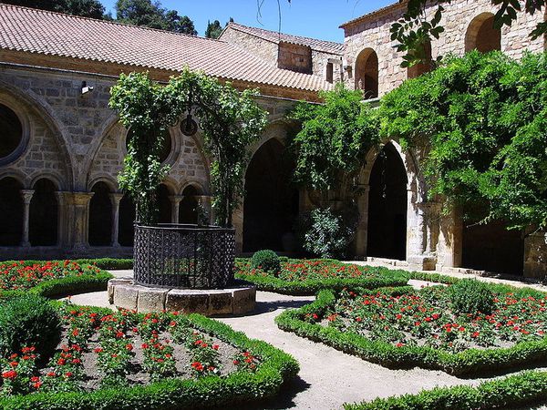 800px-Fontfroide-_fountain-s_courtyard.jpg