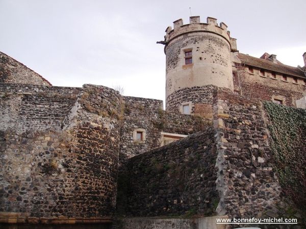 Saint-Saturnin-Chateau-2.jpg