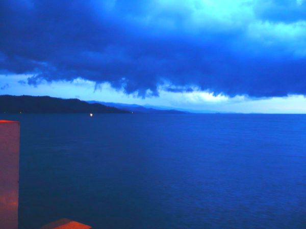 Copie-de-ciel-d-orage-sur-le-lac-Kivu.JPG