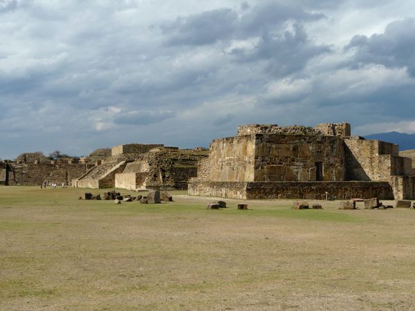 Monte Alban 5 Edifices I à G