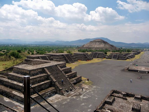 Teotihuacan vue de la pyramide de la lune (2)