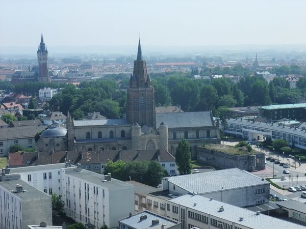 vue de l'église notre dame de calais du haut du phare de calais