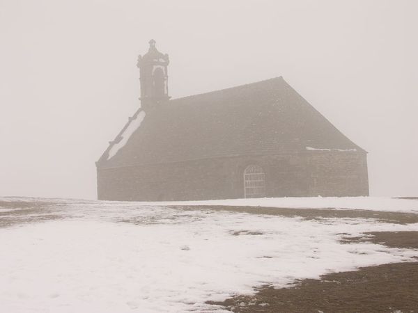 800px-190 Botmeur Chapelle du Mont-St-Michel sous la neige