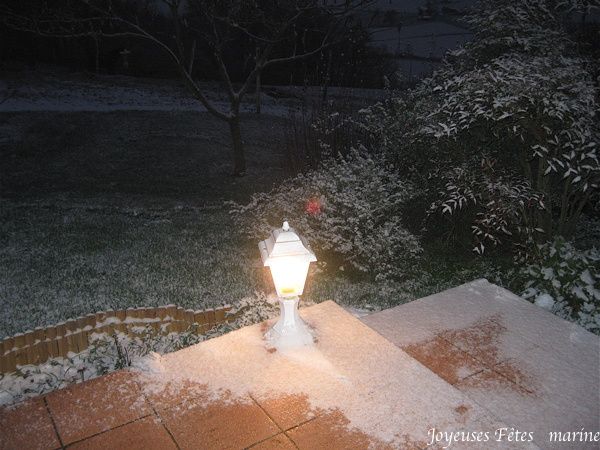 Lanterne sous la neige-border