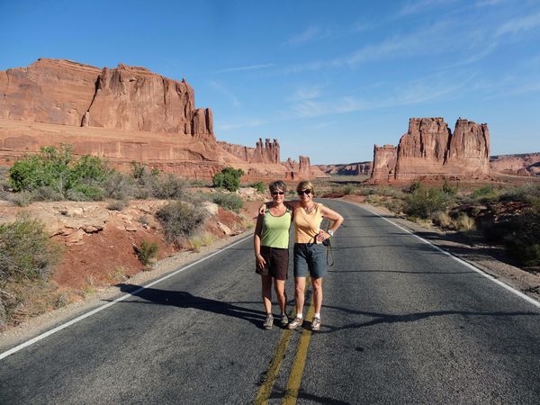 Arches-Park-Courthouse-Towers-Martine-er-Moa.jpg