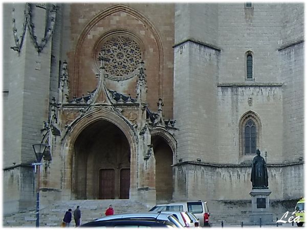 PB090004-Portes-et-statue.jpg