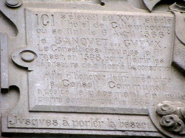 les_gueux_plaque_sur_le_mur_de_la_caserne.jpg