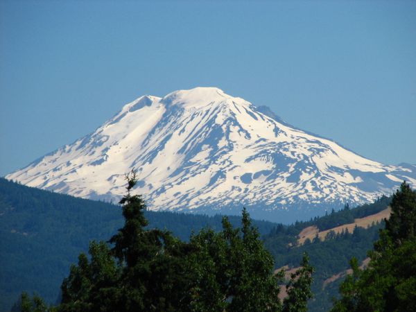 Mount_Adams_from_Hood_River_Oregon.jpg