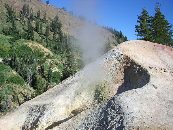 800px-Lassen---sulfur-work.JPG