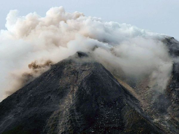 1026indonesiavolcano-26.10.10.-AFP.jpg