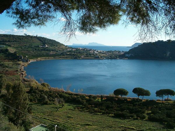 MonteNuovo-lago-Averno-a-G-Capri---Denghiu.JPG