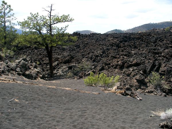 Bonito-lava-flow-near-Lenox-crater---American-SW.jpg