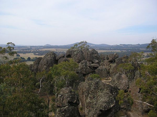 800px-Rock_Formations_-_Hanging_Rock-_Victoria-_Australia--.JPG