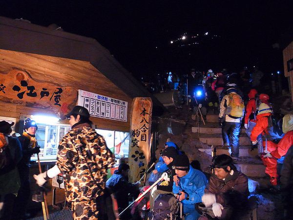fuji-night-climb---unmissible-Japan.jpg