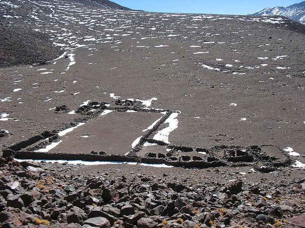 800px-Ruinas_Incas_a_los_pies_del_volcan_Licancabur_Bolivi.jpg