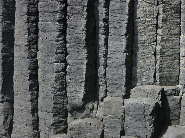 Staffa_basalt_columns---H.J.-Bennohr.JPG